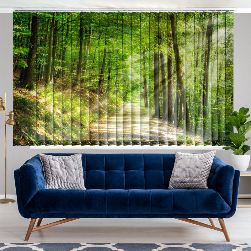 Lamellenvorhang mit Motiv: Waldweg mit Sonnenstrahlen