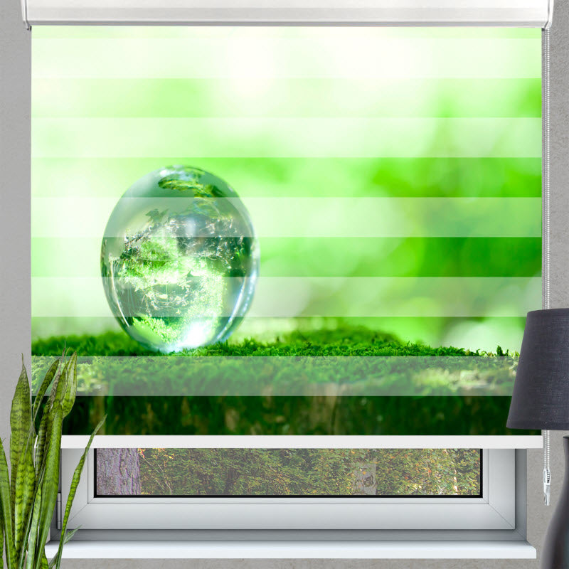 Doppelrollo mit Motiv: Erdball auf grünem Moos