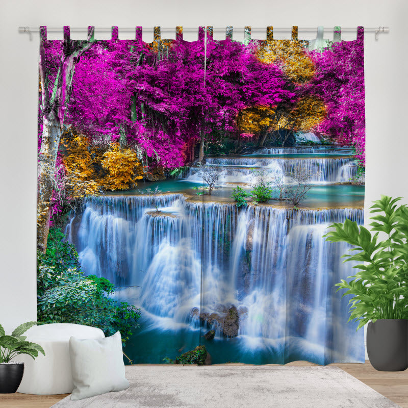 Fotovorhang: Wasserfall zwischen bunten Blumen