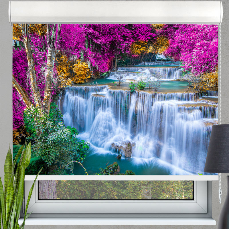 Kassettenrollo mit Motiv: Wasserfall zwischen bunten Blumen
