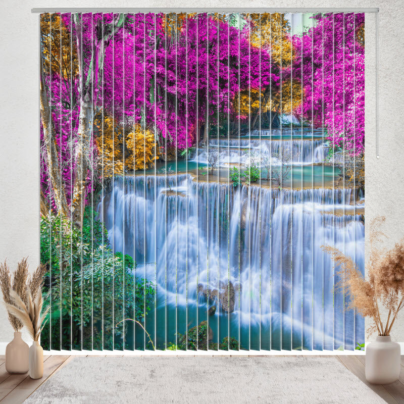 Lamellenvorhang mit Motiv: Wasserfall zwischen bunten Blumen