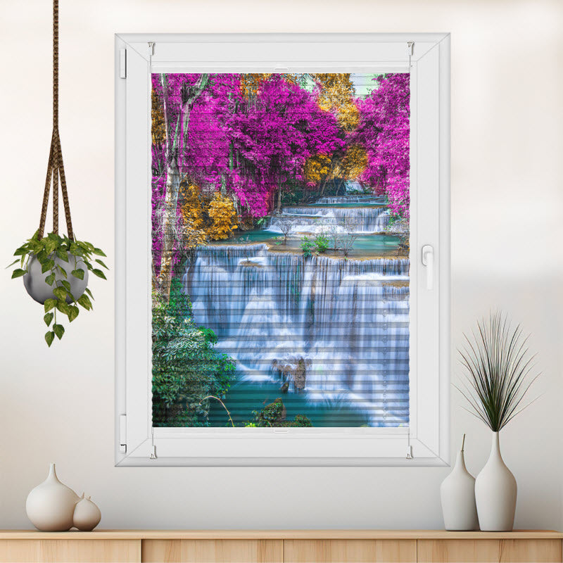 Plissee mit Motiv: Wasserfall zwischen bunten Blumen