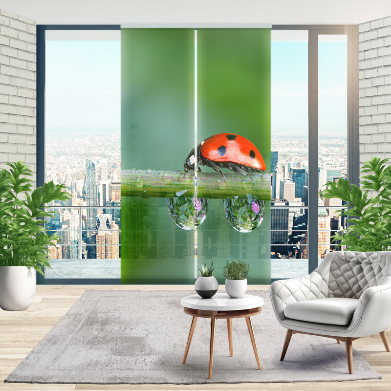 Schiebegardine mit Motiv: Marienkäfer auf der Pflanze