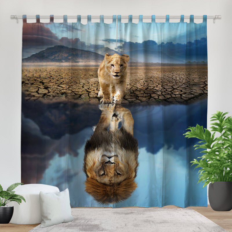 Fotovorhang: Löwenjunge Spiegelbild Löwenpapa