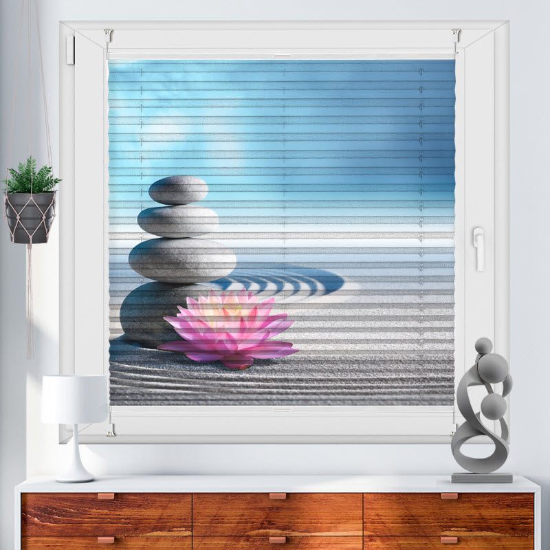 Plissee mit Motiv: Spa Steine mit Seerose im Sand