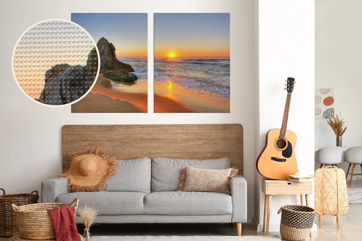 Zwei Akustikstoffe mit einem Stand Motiv über einer Couch