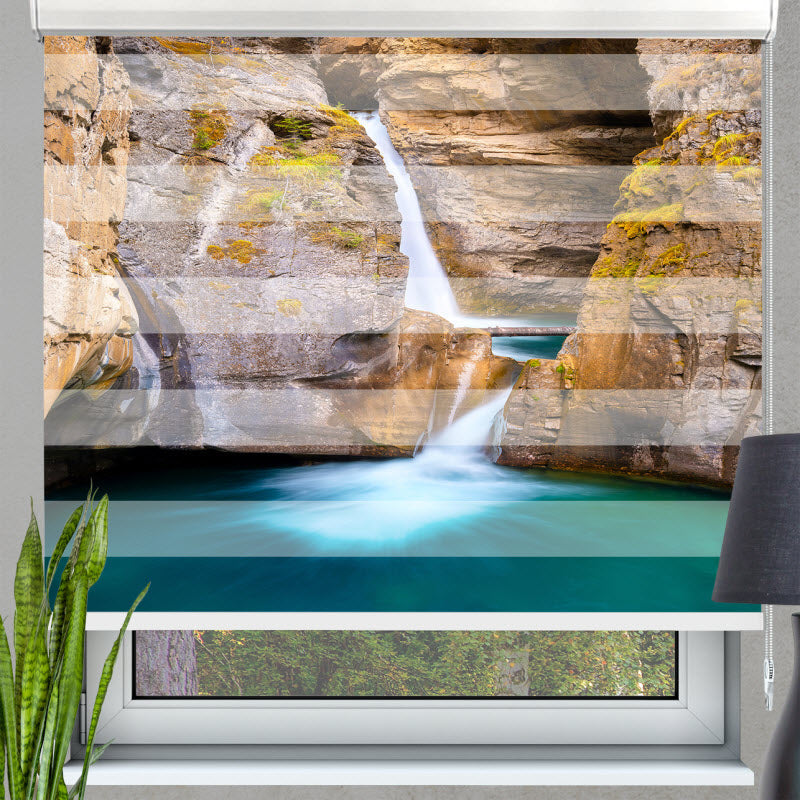 Doppelrollo mit Motiv: Wasserfall auf Felsen