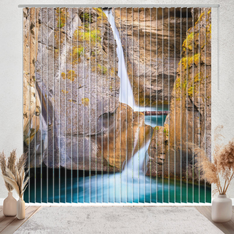 Lamellenvorhang mit Motiv: Wasserfall auf Felsen