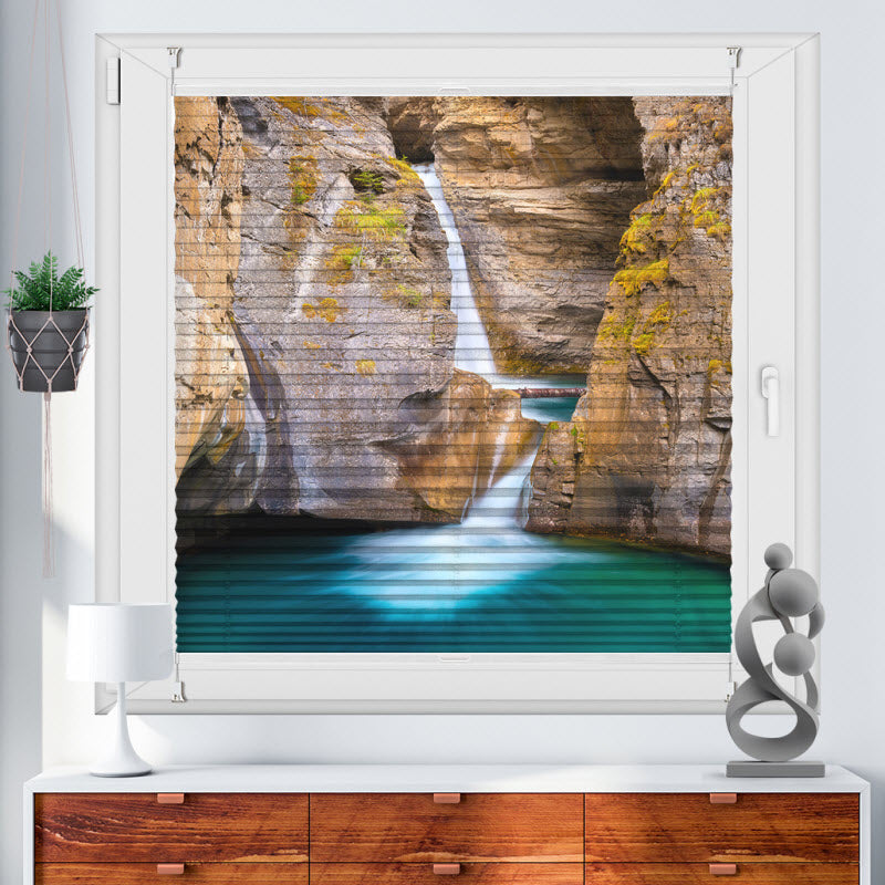 Plissee mit Motiv: Wasserfall auf Felsen