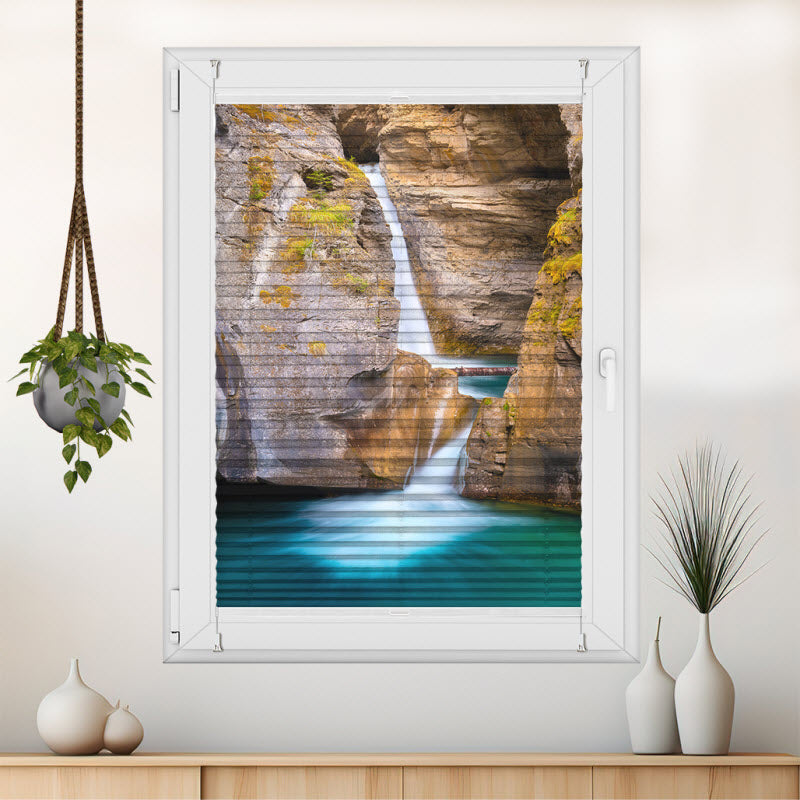 Plissee mit Motiv: Wasserfall auf Felsen