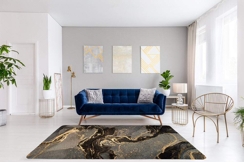 Abstrakt schwarz-gold bedruckter Teppich in einem modernen Wohnzimmer