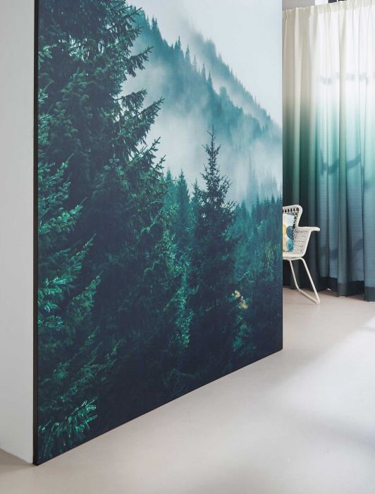 Textilspannrahmen mit Wald Motiv an einer großen Wand montiert