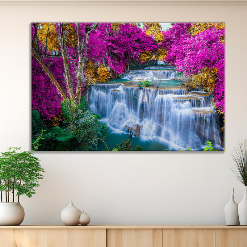 Leinwand mit Motiv: Wasserfall zwischen bunten Blumen