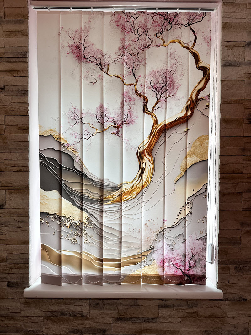 Abstraktes Lamellenvorhang mit Sakura-Kirschlblütenbaum-Motiv.