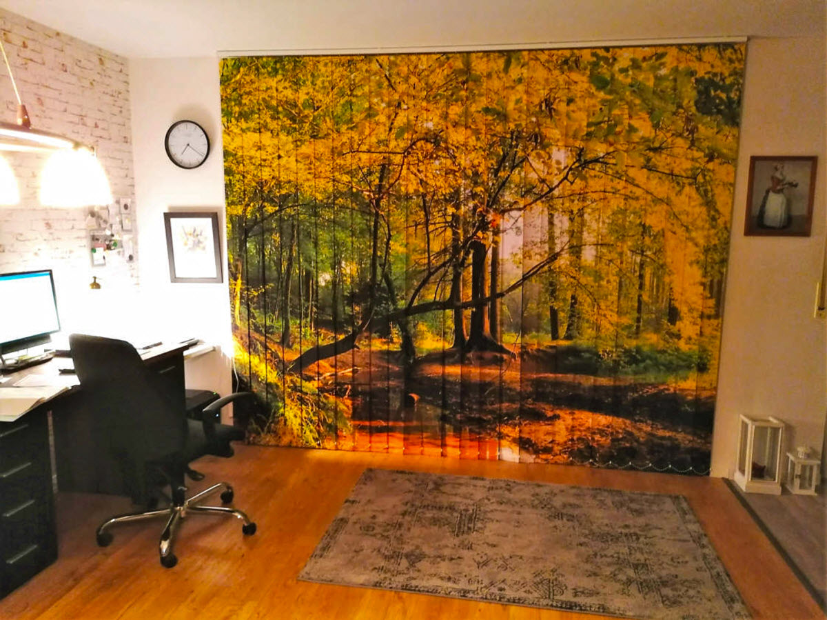 Lamellenvorhang mit einem traumhaften Waldmotiv in einem Homeoffice-Büro.