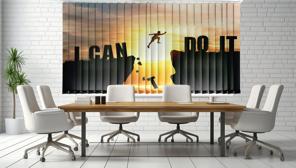 Lamellenvorhang mit "I can do it" Motiv in einem modernen Büro