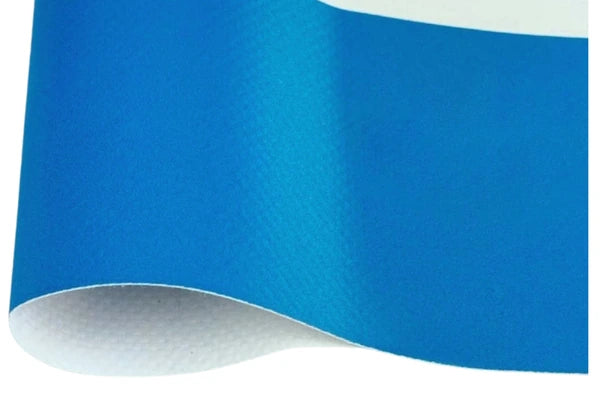 Banner mit Hohlsaum für Stangen- oder Rohrdurchzug zur gleichmäßigen Aufhängung