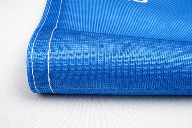 Nahaufnahme von Polyester-Flaggenstoff mit sauberer Naht einer Vereinsflagge