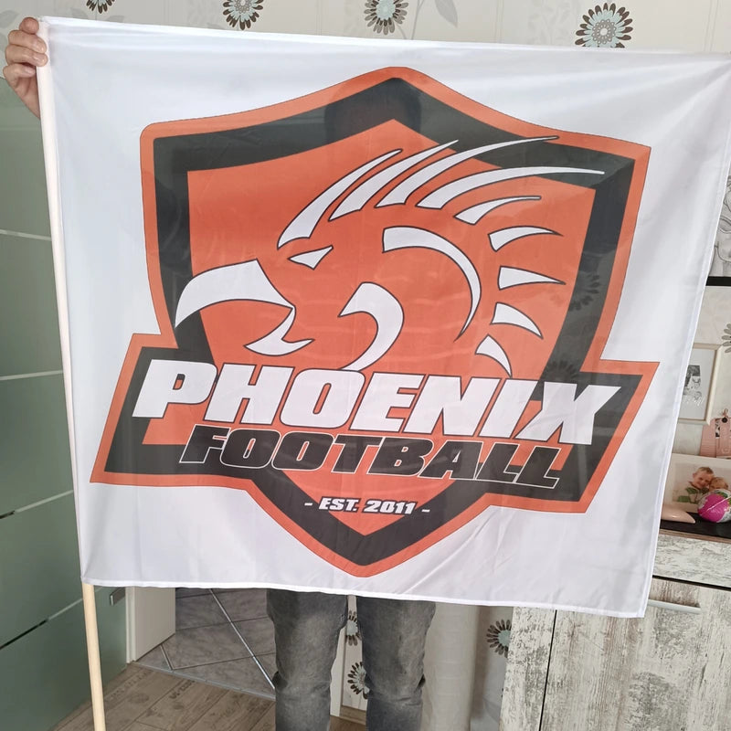 Detailaufnahme einer Vereinsflagge mit scharf gedrucktem Logo und klaren Farben