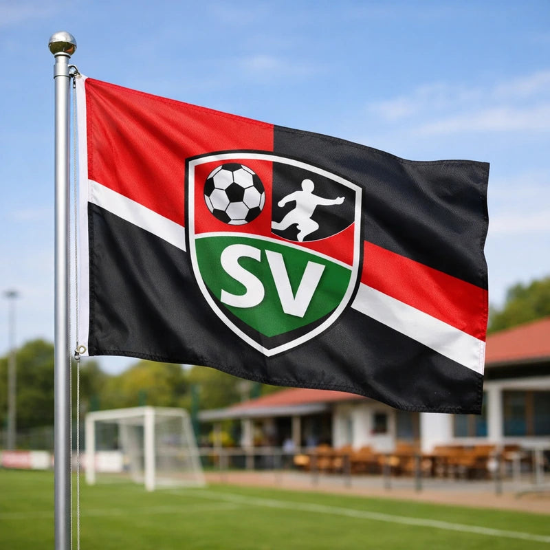 Vereinsflagge mit Vereinslogo im Außenbereich eines Sportvereins